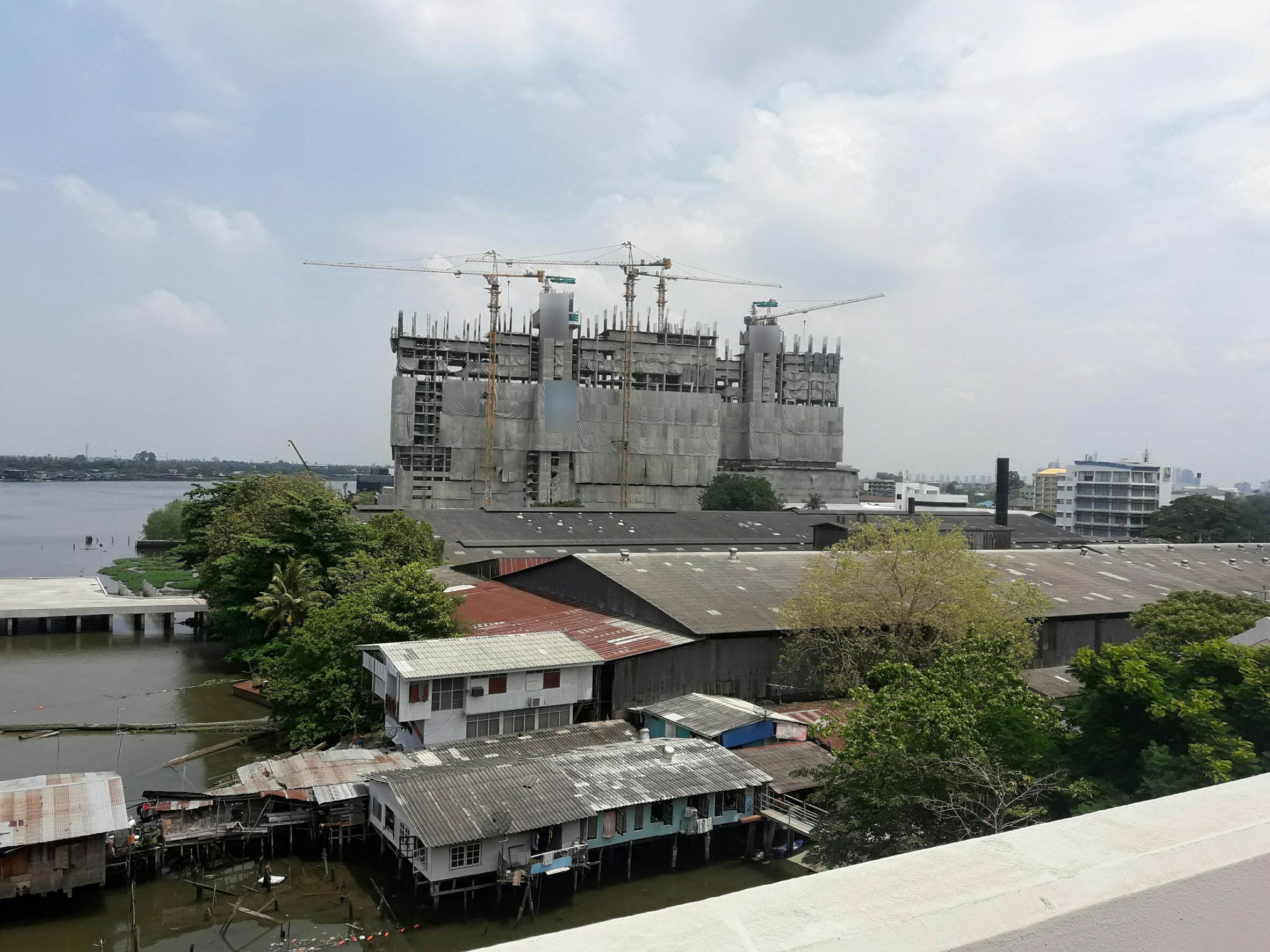 ภาพบรรยากาศโดยรอบของอาคารริมแม่น้ำเจ้าพระยาที่อยู่ระหว่างการก่อสร้าง